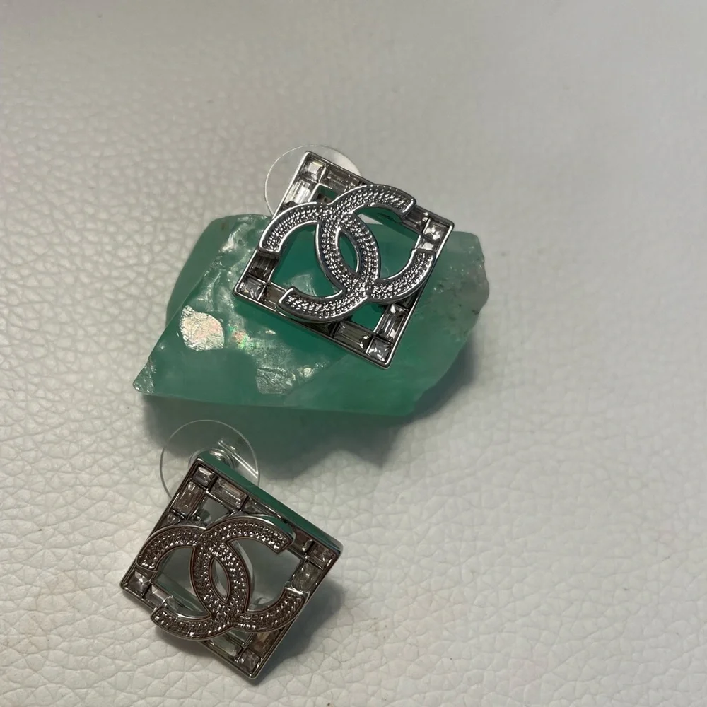 Elegant Chanel Silver tone Earrings with crystals collection 2022 - Picture 5 of 16